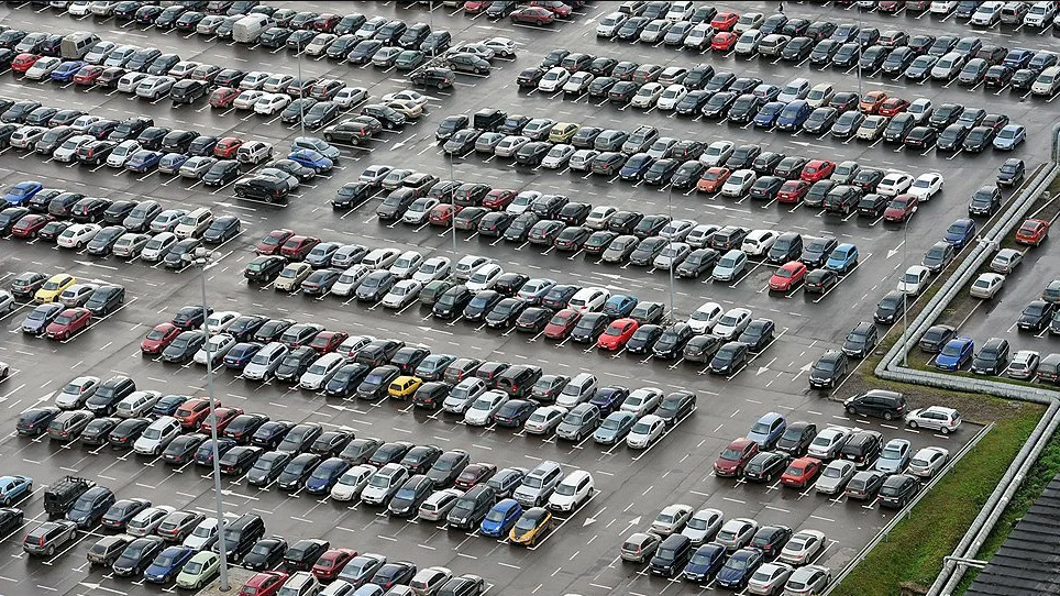 Типичная картина вблизи московских автосалонов. Но только скоро это всё будет в прошлом. Темпы "деавтомобилизации" только набирают силу. Скоро иметь личное авто в Москве будет совсем накладно. Власти разумеется предлагают альтернативу: разношерстный общественные транспорт, такси, каршеринг и ... самокаты