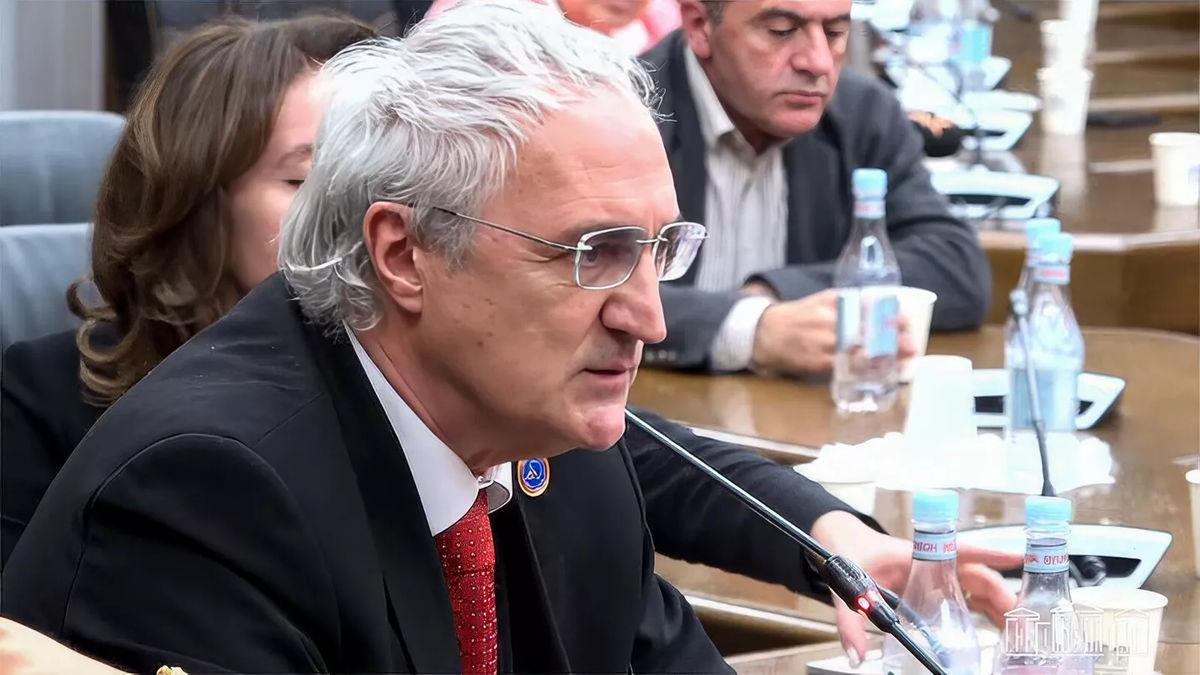 © Photo : press office of the Parliament of Armenia