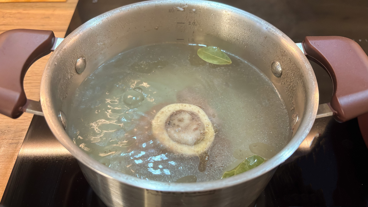 Не забудьте снять пену, чтобы бульон был прозрачный