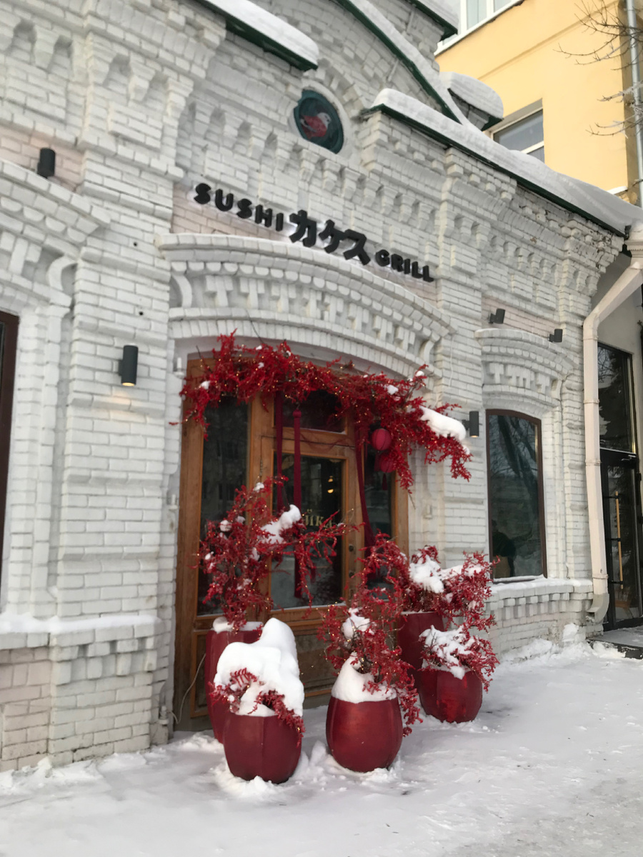 Красиво украшенные входные группы в ресторанах и кафе 