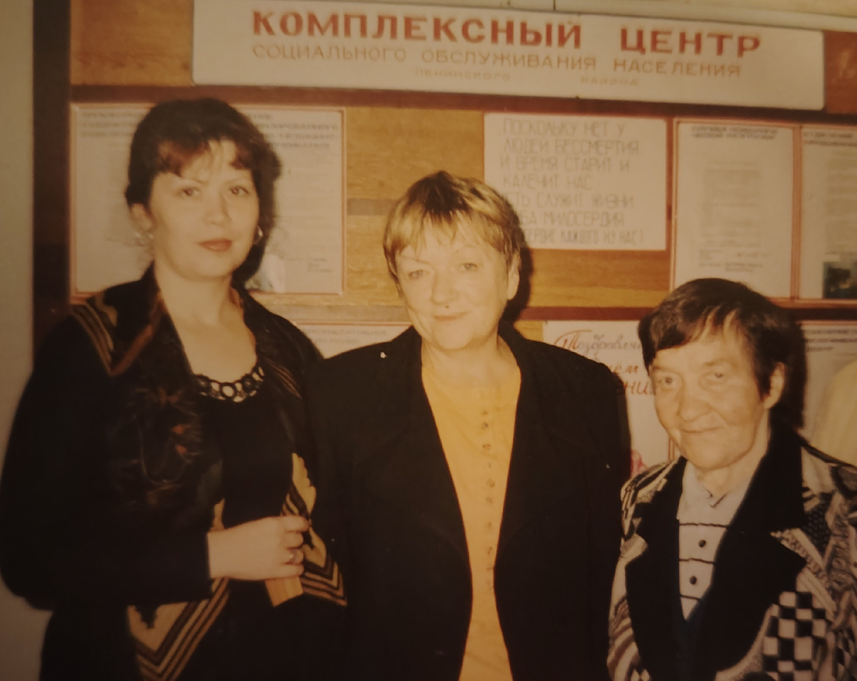 Вот такой я пришла в центр. Позже перекрасилась в блондинку. Рядом со мной Ольга Борисовна)) 