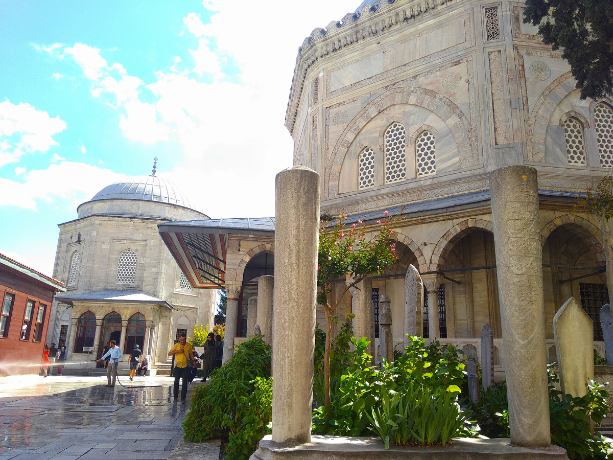 Тюрбе Сулеймана и Хюррем стоят рядом