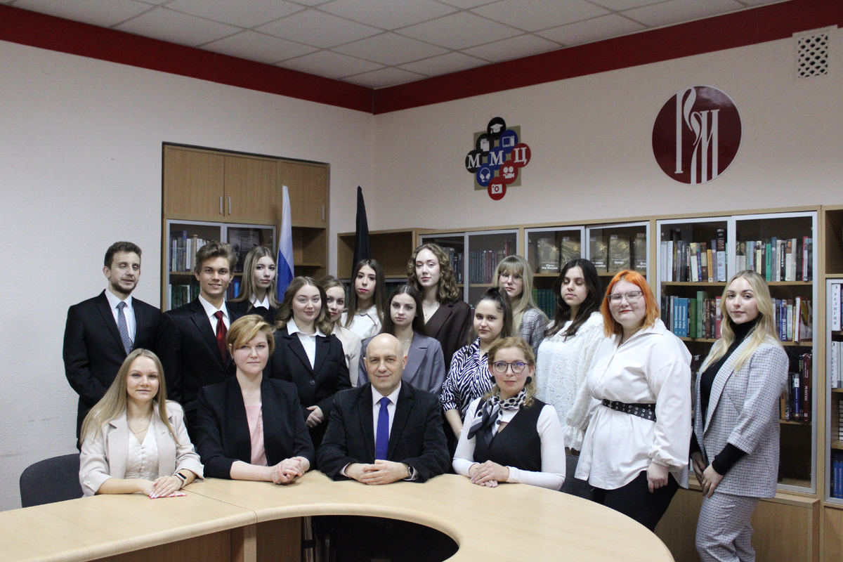 Преподаватели и студенты на торжественной церемонии в честь Дня российского студенчества