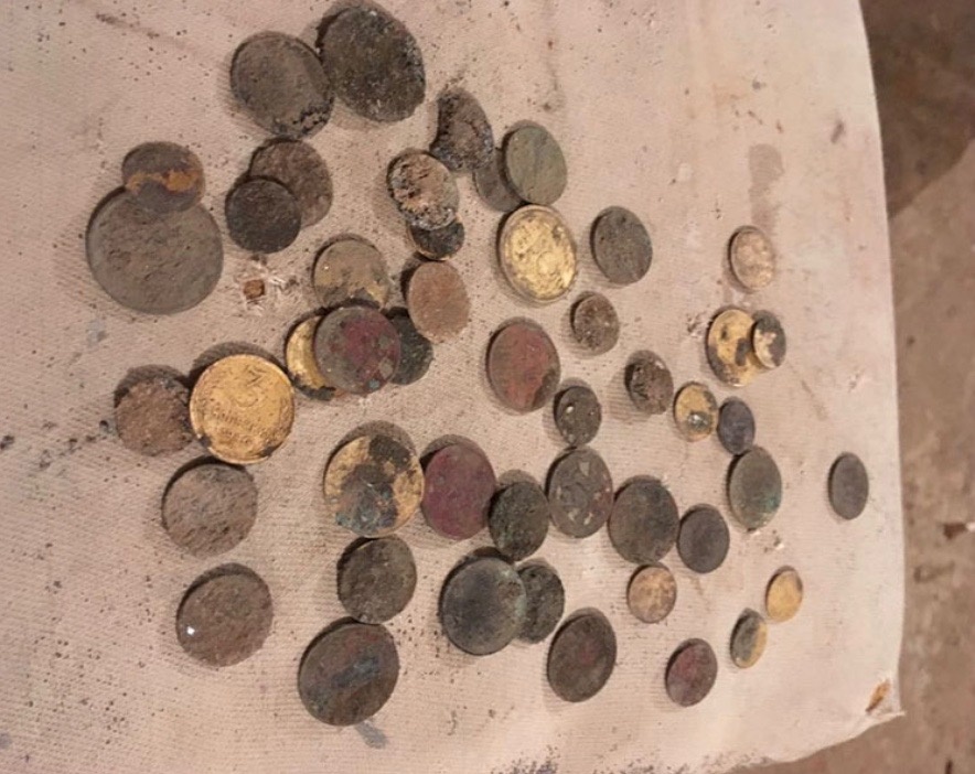 Монеты 1930 годов XX века, найденные в туалете на Газетном во время ремонта