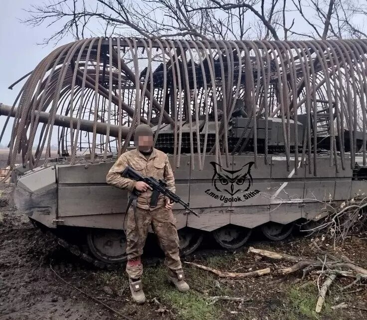    "Танк-растаман" с эксклюзивной защитой от дронов в форма специфических "дредов"   
Ugolok_Sitha