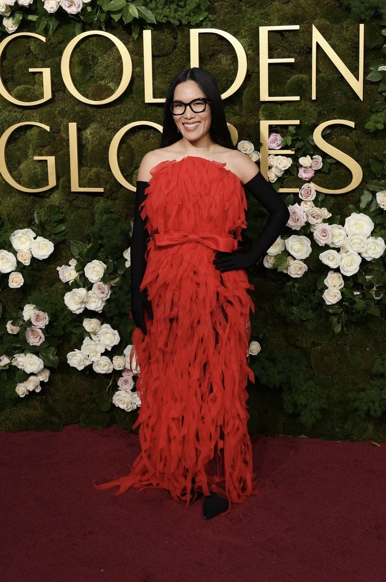 Лауреатка «Золотого глобуса» за роль в сериале «Грызня» получила свой второй «Глобус» как лучший стендап-комик. На церемонию она пришла в перьях от Balenciaga.