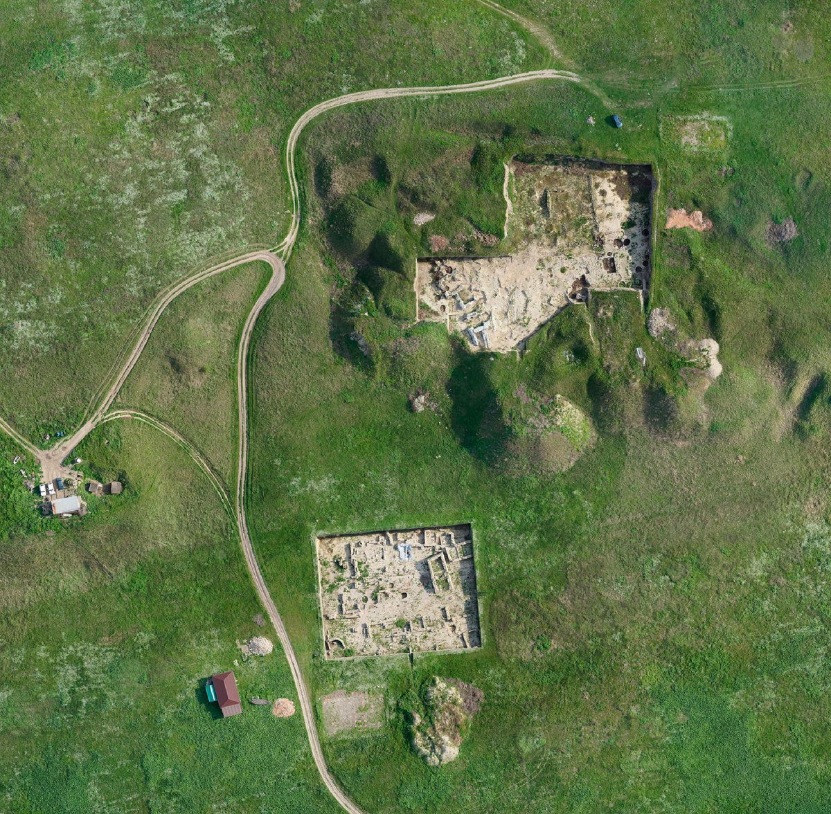 Вид на верхнее и нижнее плато Фанагории