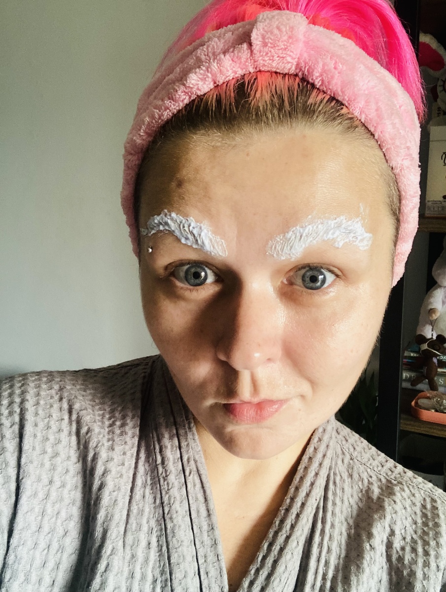 Крашу брови перед процедурой. Фото автора