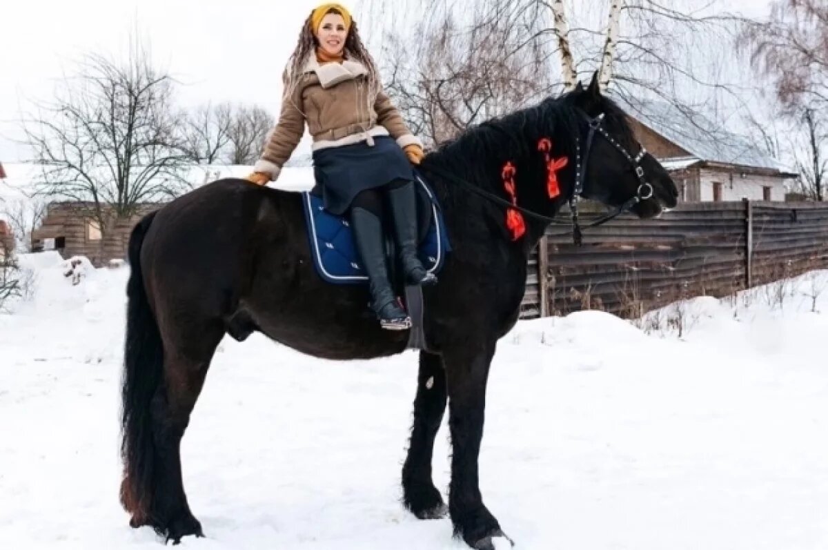    Под Тверью спасенный от скотобойни конь помогает особенным детям