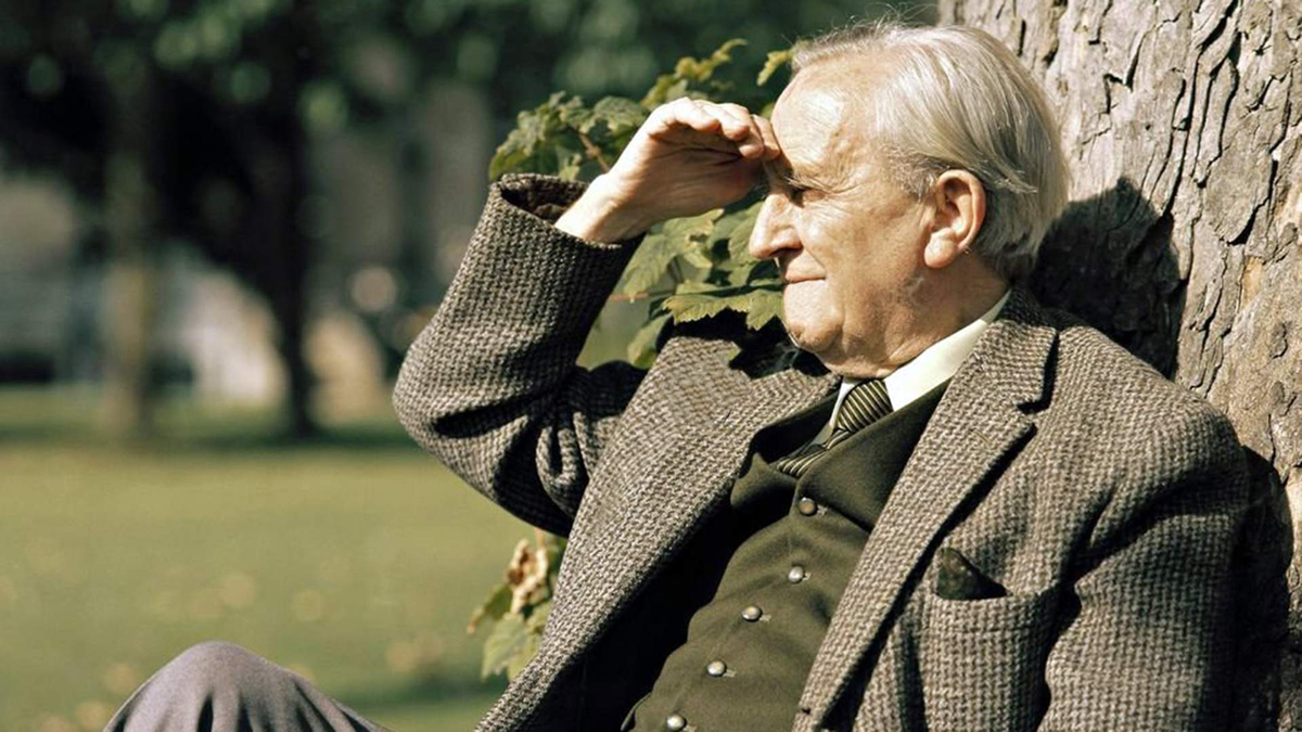 Создатель  эльфийских языков и по совместительству профессор оксфордского университета Дж. Р. Р. Толкин