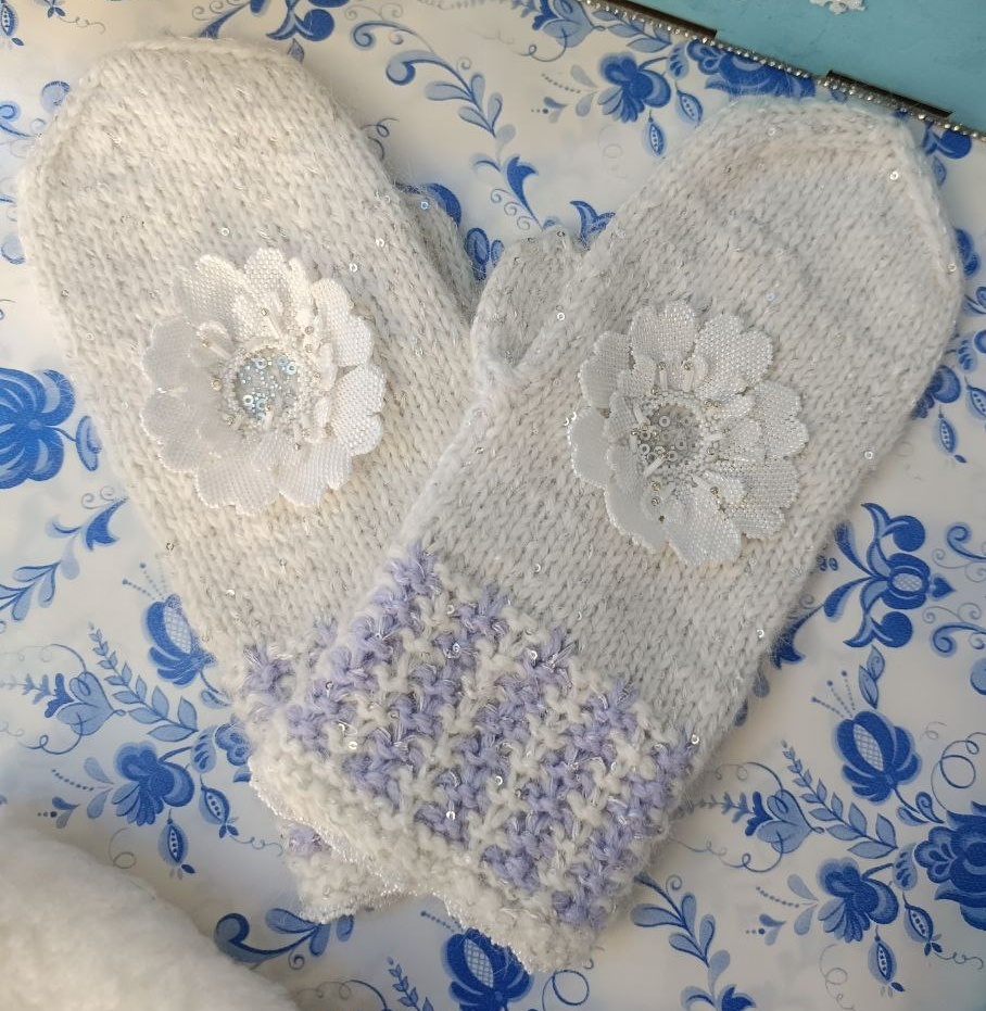 Варежки двухцветным узором, украшенные бисером. 