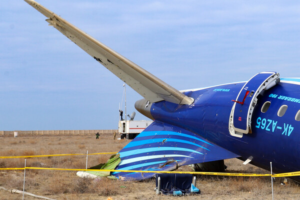 На месте крушения пассажирского самолета «Азербайджанских авиалиний» недалеко от города Актау, Казахстан, 25 декабря 2024 года / AP   📷