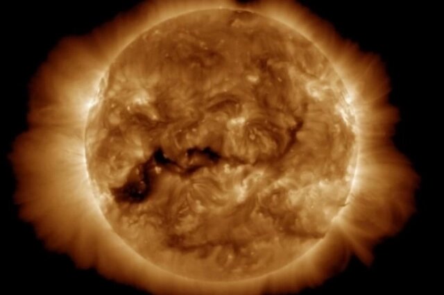   13 января на Солнце образовалась корональная дыра, а 22 января произошёл чёрный выброс. Фото: Лаборатория солнечной астрономии (ИКИ РАН и ИСЗФ СО РАН)