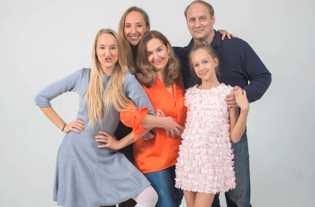 на фото Евгений Сидихин и Татьяна Борковская с дочерьми