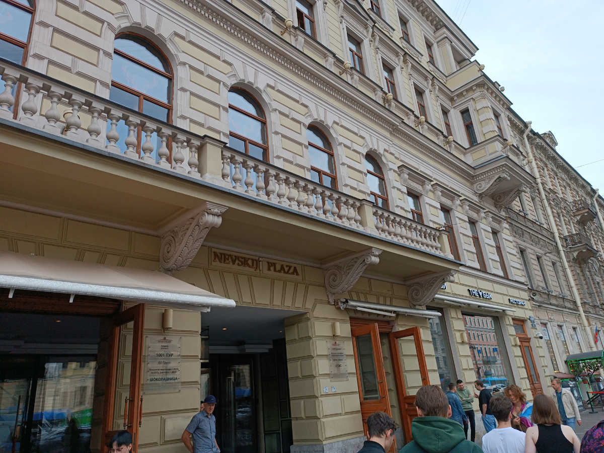 вход в здание где расположен ресторан