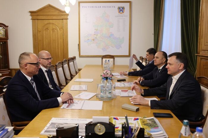 Константин Бабкин и Дмитрий Удрас (слева), Юрий Слюсарь (справа) // Фото: пресс-служба Правительства Ростовской области