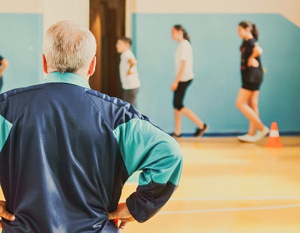    Учитель физкультуры обвиняется в совращении ученицы, фото: дзен.ру