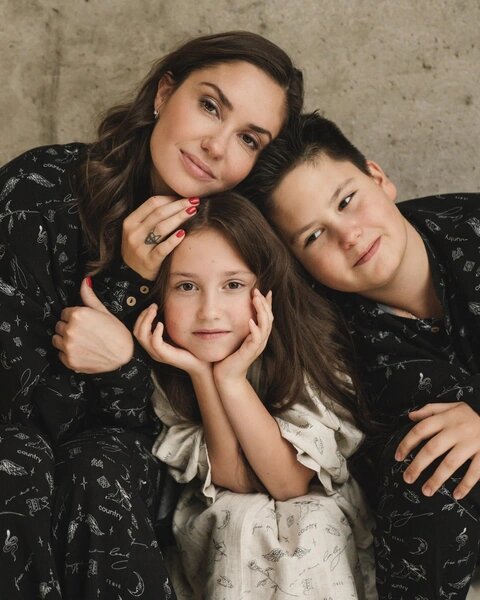    Агата Муцениеце с детьми, фото: соцсети