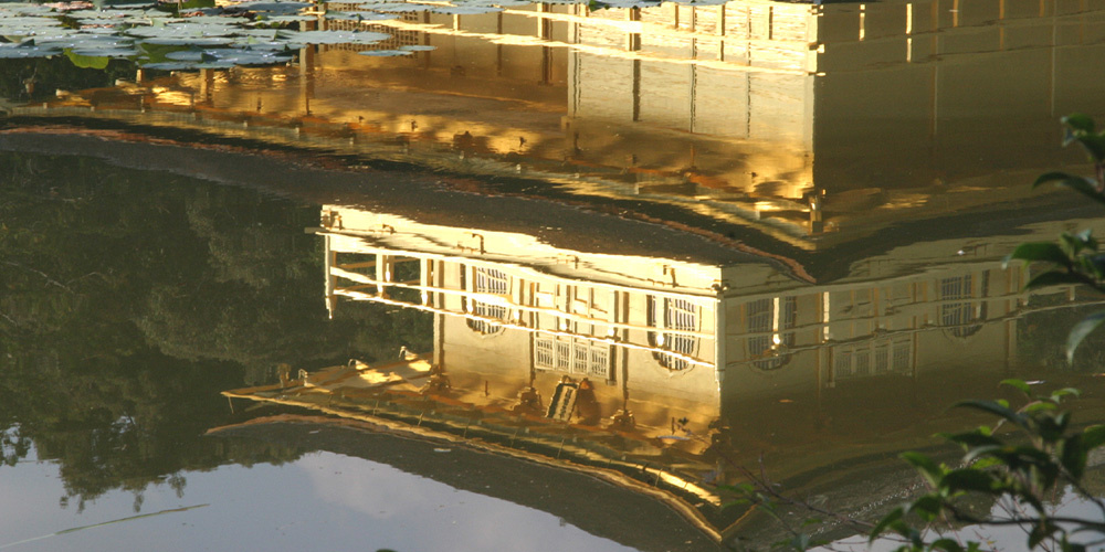 Зеркальный пруд, в котором появляется ещё один Золотой храм — тоже знаменитая особенность Кинкаку-дзи