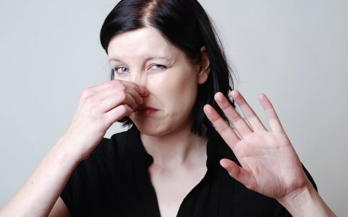    Неприятный запах от человека возникает из-за бактерий, разлагающих пот на коже, особенно в подмышках и стопах, где много потовых желез. Источник изображения: dzen.ru