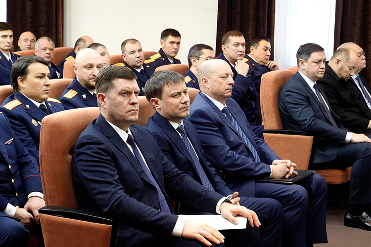    Заметно «обновились» первые ряды: Верховный суд РТ представлял его руководитель Азат Гильмутдинов, МВД — министр Дамир Сатретдинов; для Альберта Суяргулова это была уже вторая коллегия СКР.   
Фото: СУ СКР по РТ