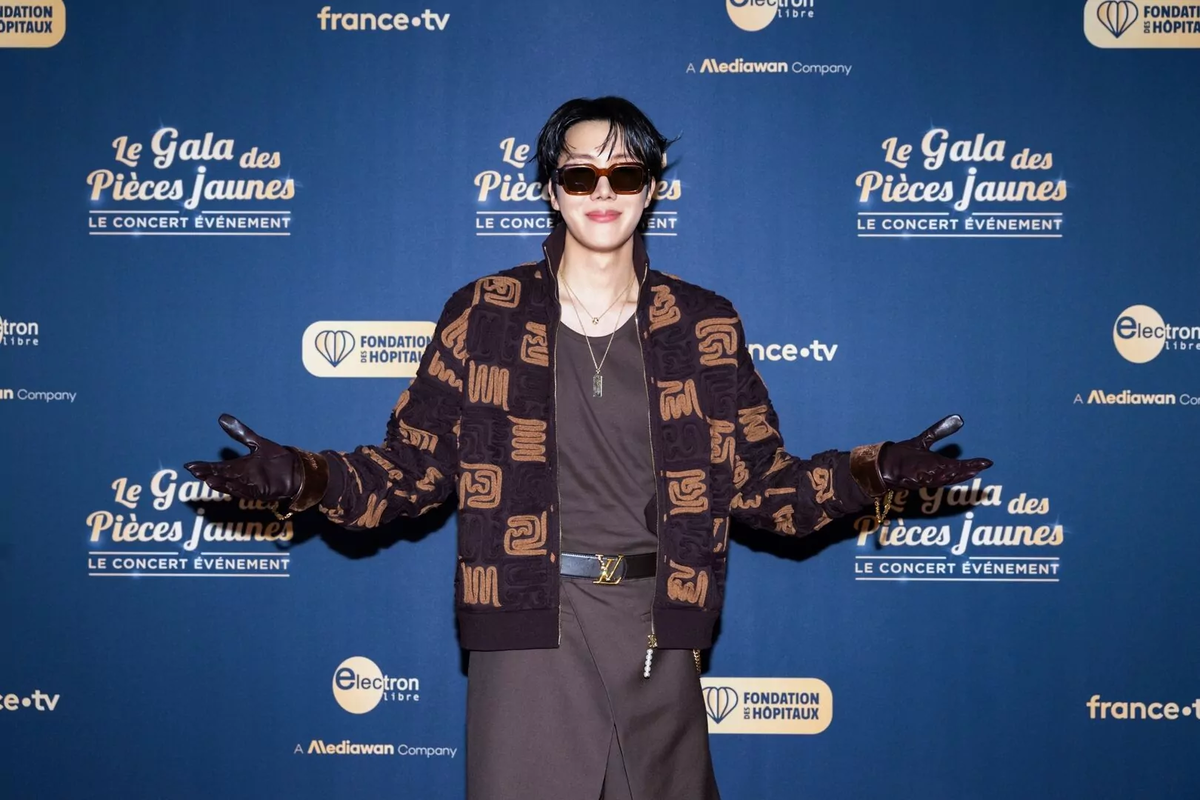 Эти солнечные очки защищаают его от вспышек а нас - от остепительного сияния самого Хосока. 2 в 1