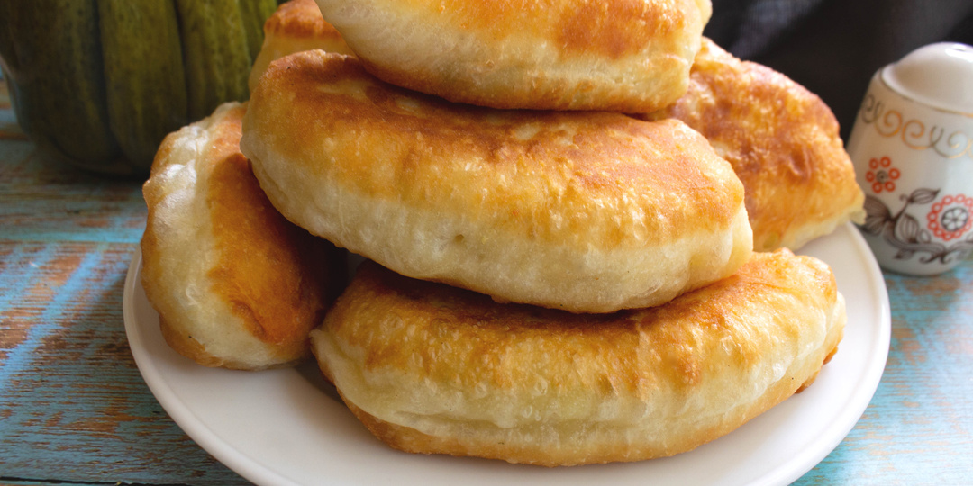 Жареные пирожки с картофельным пюре и маринованными огурцами