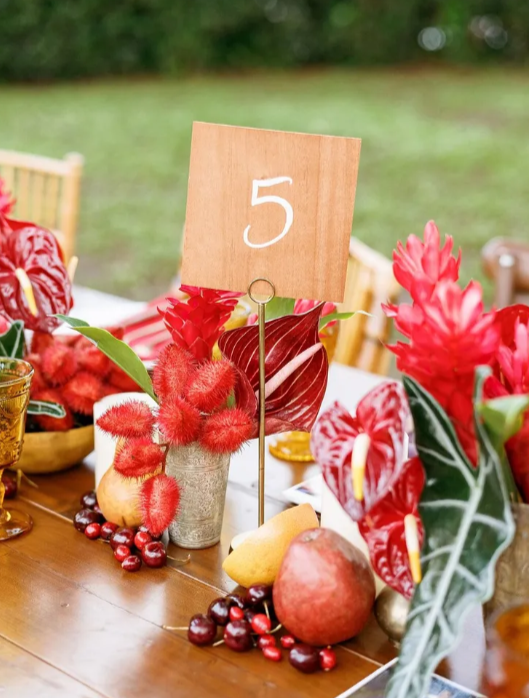 сочное красное оформление стола на свадьбе