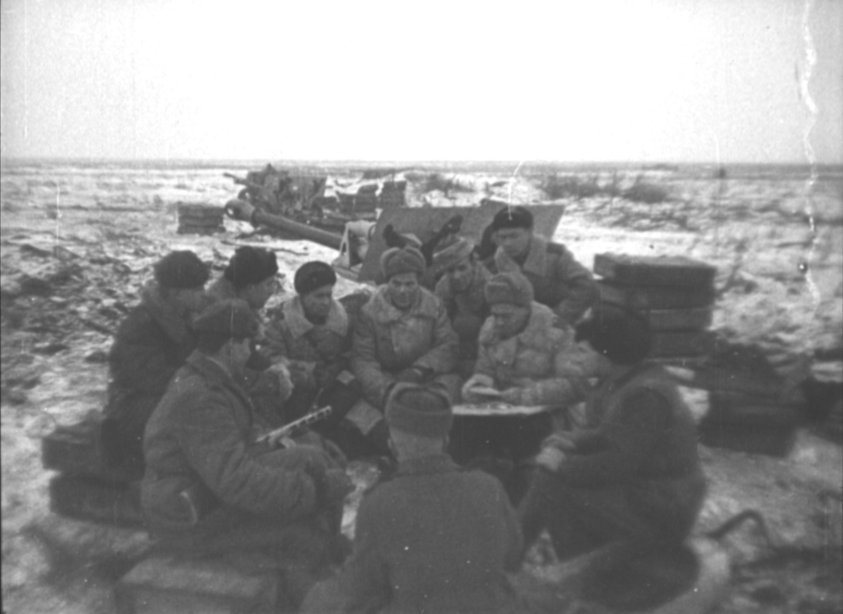 Артиллеристы перед боем на подступах к Пушкину.