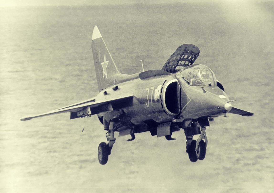 Первый советский самолёт ВВП, палубный штурмовие Як-38. Картинка МО СССР