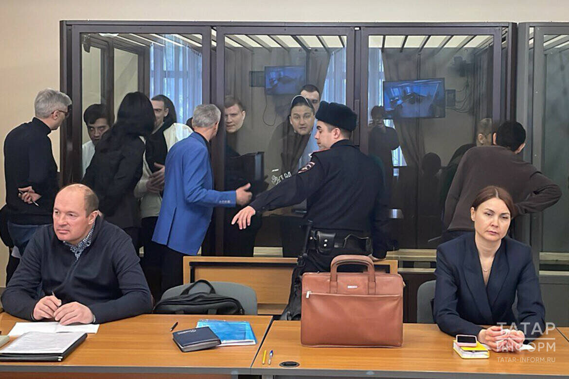 ​На скамье подсудимых 16 человек. Им вменяют мошенничество в особо крупном размере и участие в преступном сообществе. Фото: © Дмитрий Шатров / «Татар-информ»