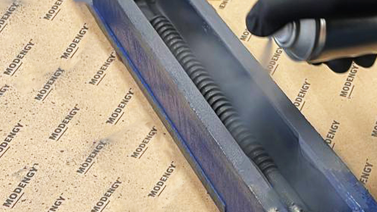 Сухая смазка MODENGY A-MOLY. Распыление на ходовой винт. Источник изображения: modengy.ru