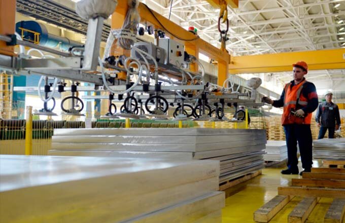 Впервые КУМЗ попал в американский SDN List в конце 2020 года. Предприятие специализируется на выпуске продукции из алюминия и алюминиевых сплавов, слитков, плоского проката, профилей и других наименований. До введения санкций алюминиевые полуфабрикаты поставлялись в 46 стран мира — Европу, Северную и Южную Америку, Азию, Африку, Океанию