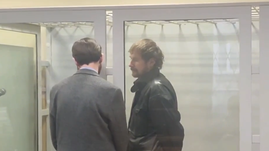    Евгений Андреев (за стеклом), обвиняемый в убийстве своей девушки в новогоднюю ночь. Петербург, январь 2025 года. Снимок с видео, максимально возможное качество. Автор фото: Пресс-служба Прокуратуры Петербурга