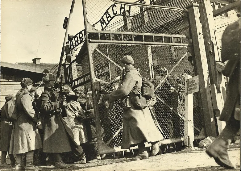 Советские солдаты открывают ворота концлагеря Освенцим