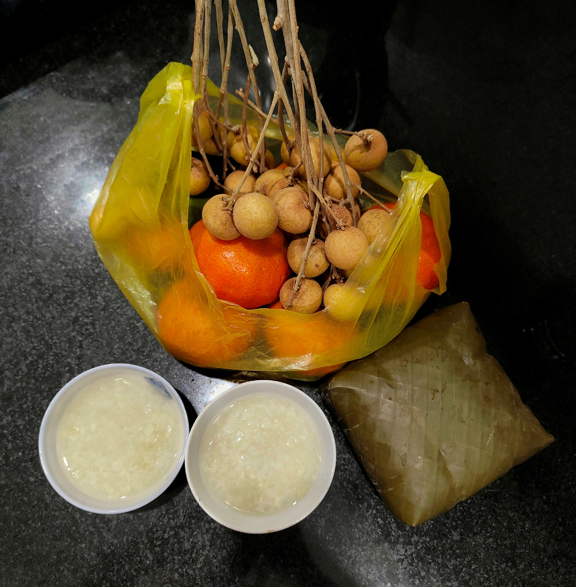 Полностью угощение выглядело так - дополнительно ещё были фрукты (мандарины и лонган)