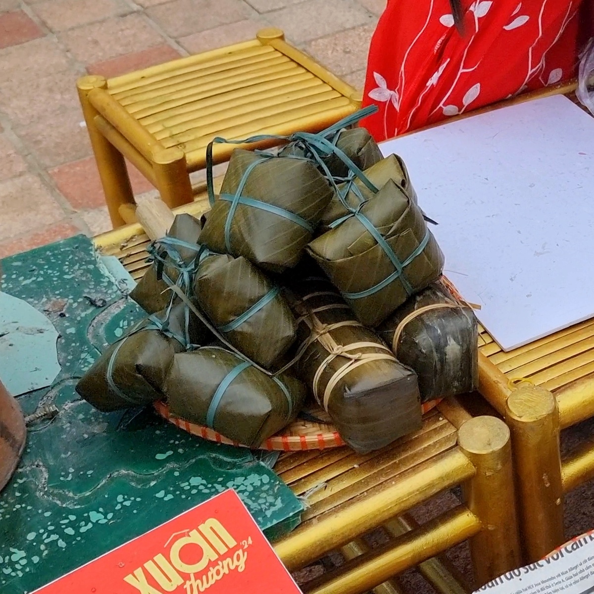 Целая куча bánh chưng на ярмарке 