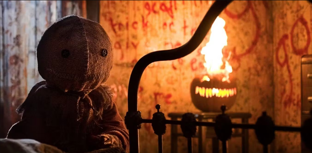 В «Сладость или гадость» Сэм сеет хаос среди персонажей, которые нарушают традиции Хэллоуина. 