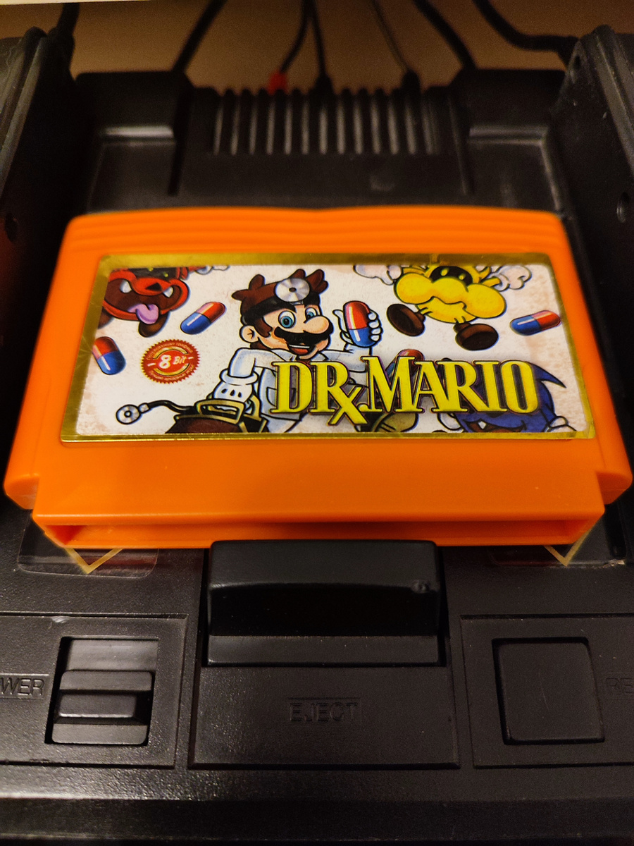 Фото сделаны мной. На фото игра Dr. Mario. Оригинал игры "Dr. Mario" был разработан Nintendo Research & Development 1 и издан Nintendo в 1990г. для NES, SNES, Game Boy, Game Boy Advance, и аркадных автоматов. Продюсер Гумпей Ёкои, дизайнер Такахиро Харада. Фото демонстрирует начальную заставку игры, а так же общий визуальный фон игры. Подробнее об этом рассказано в статье. Все материалы принадлежат правообладателям и размещены исключительно в информационных целях.