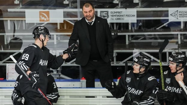    Марат Аскаров и игроки «Челмета».ХК «Челмет»