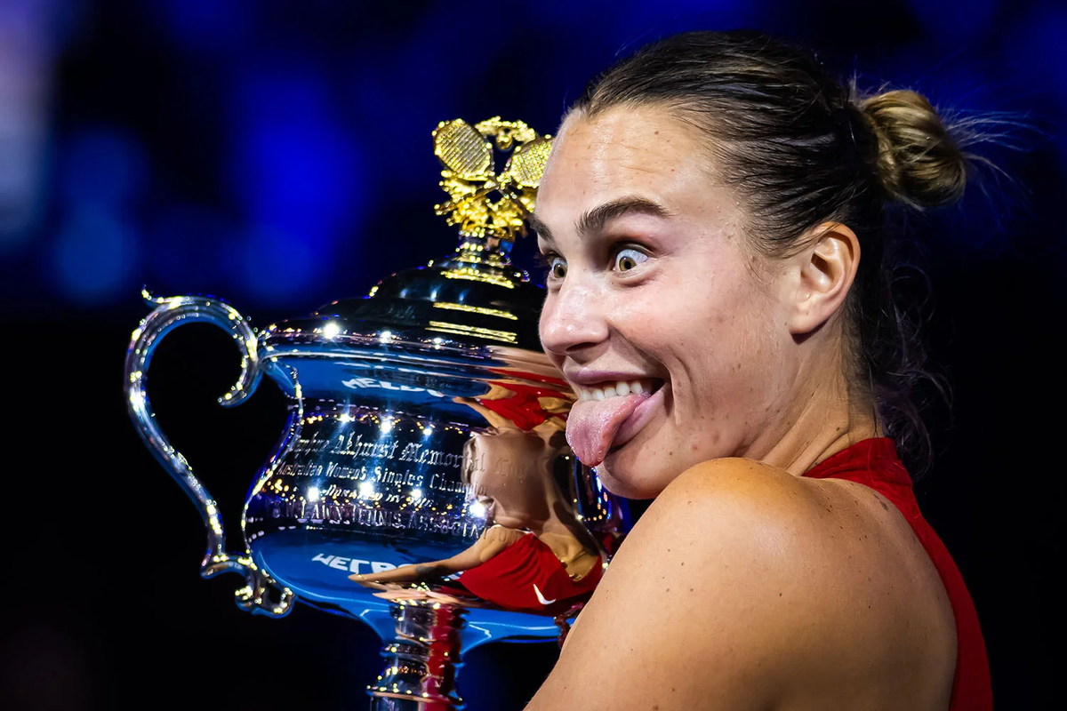 Арина Соболенко во время церемонии награждения на чемпионате в Австралии 2024 года (Фото Robert Prange·Getty Images)