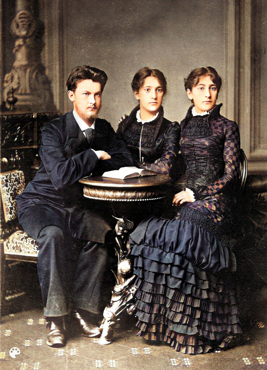 1882 год - Владимир Вернадский в 19 лет с сестрами Ольгой и Екатериной