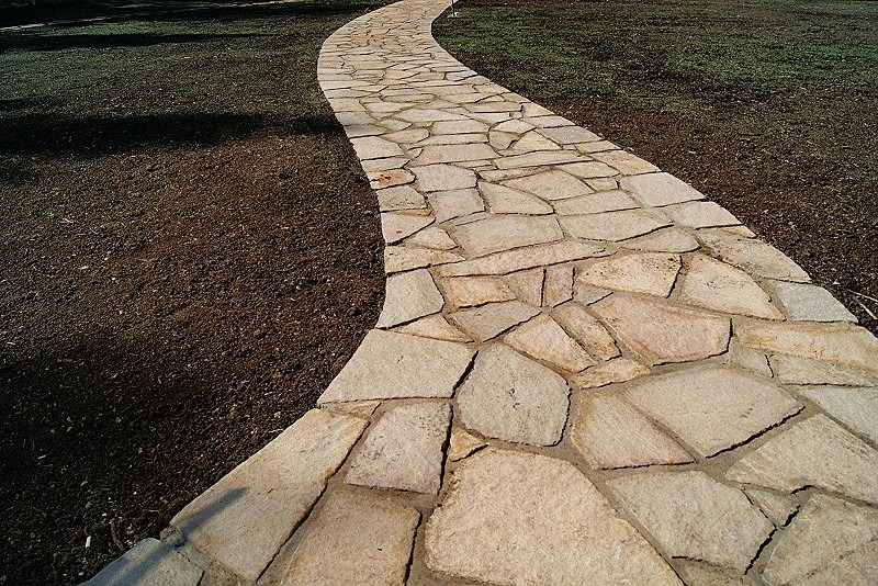 Дорожка из камня