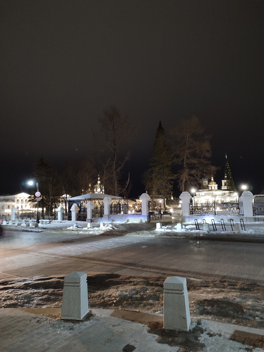 Вид на вход через дорогу