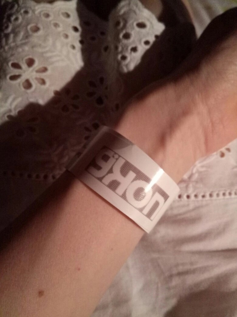 браслетик, который выдают в приёмном покое обычно