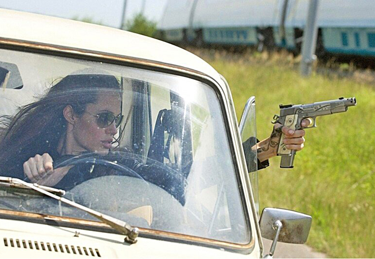 Кадр из фильма «Особо опасен». Анджелина Джоли за рулем ВАЗ-2101