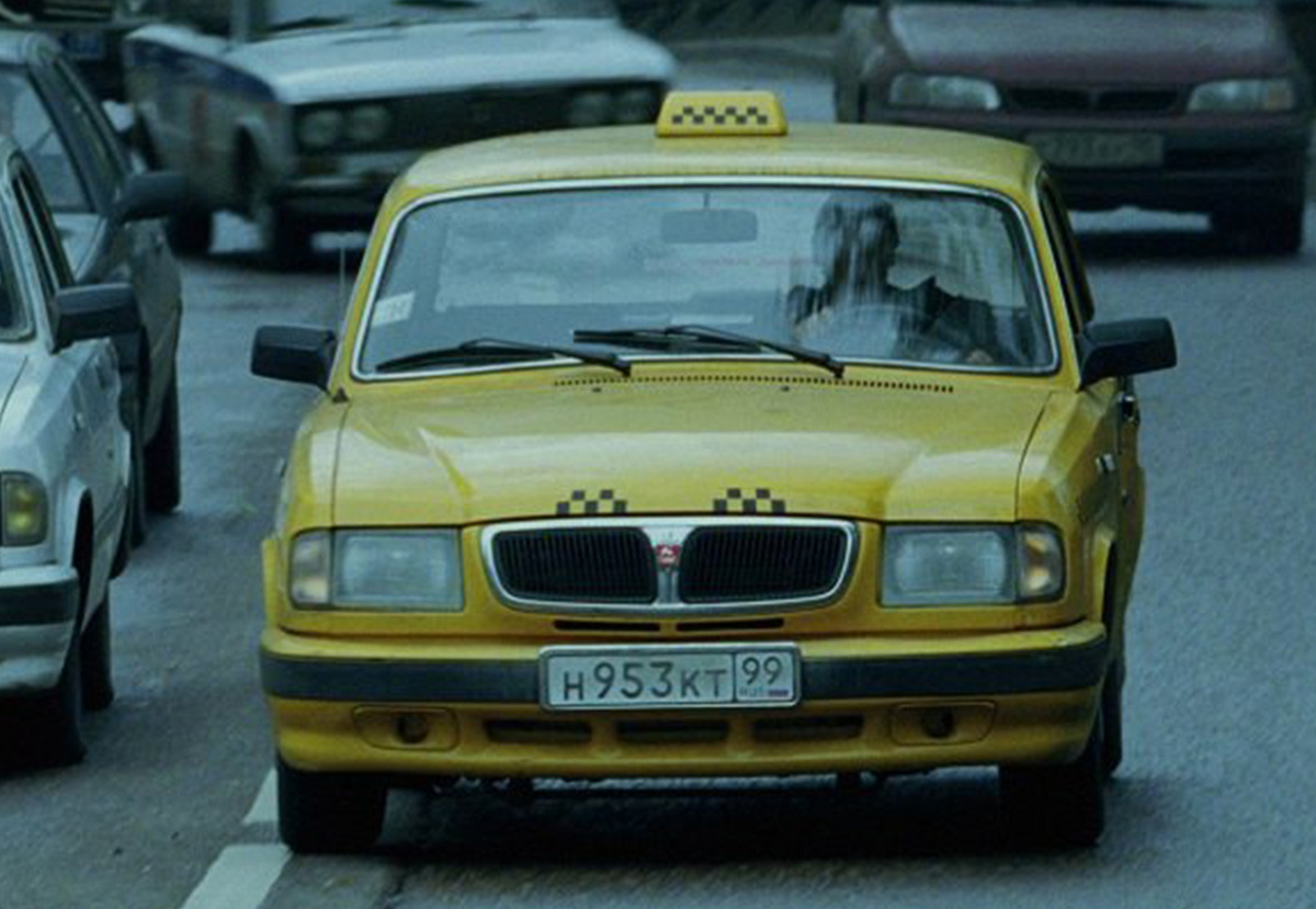 Кадр из фильма «Превосходство Борна». «Волга» ГАЗ-3110