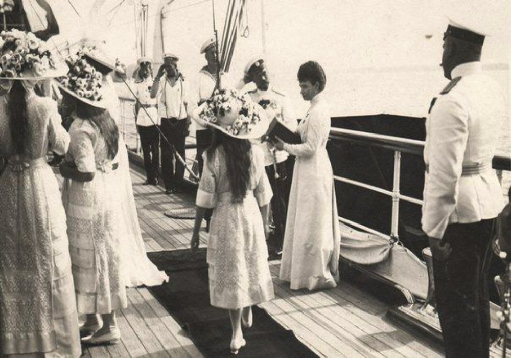 Николай II с семьей на Штандарте.   Фото из открытого источника