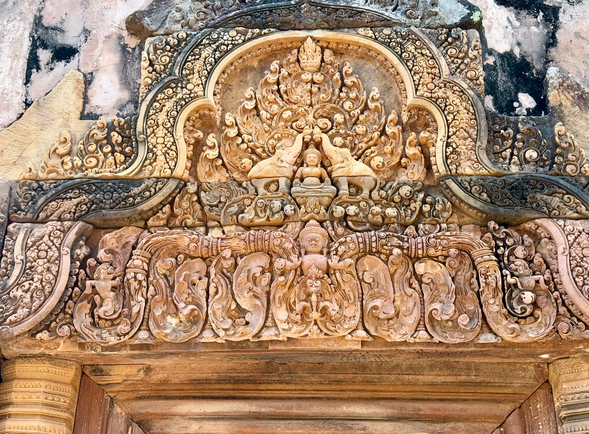 барельфы над входом в центральные ворота