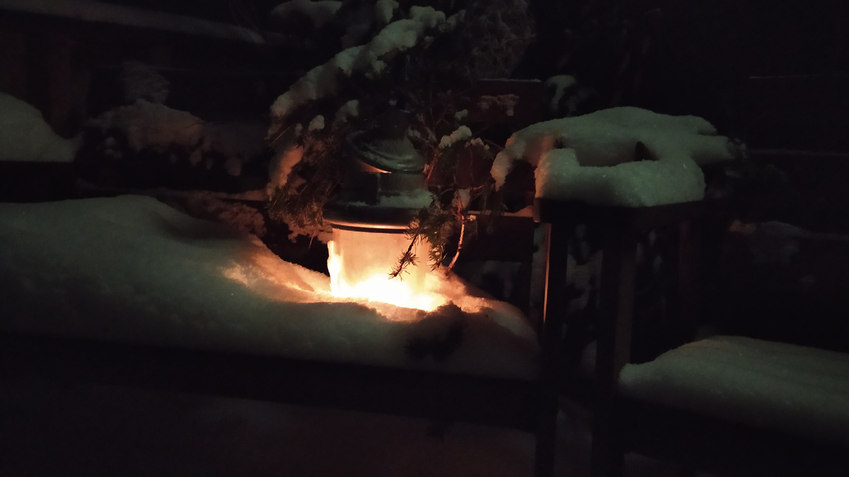 Старый фонарь, еловые ветки и много-много снега!